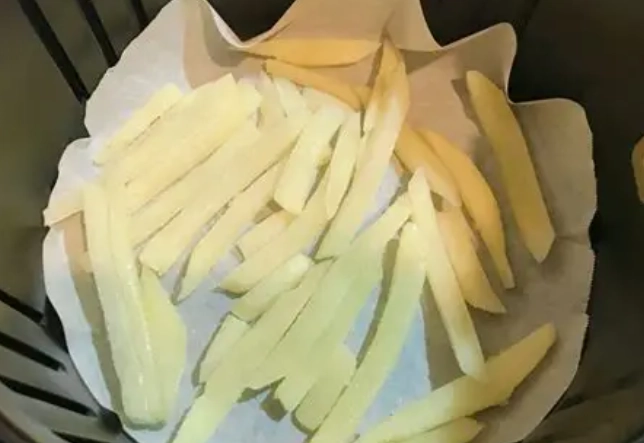 氣炸冷凍薯條前必看！噴油與否的終極指南，酥脆不油膩秘訣大公開