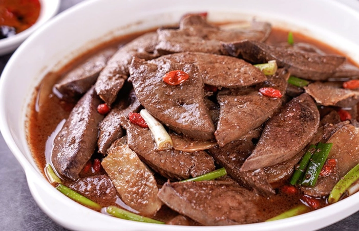 粉嫩豬肝終極指南：從家常料理到名店推薦，掌握不乾柴的秘訣