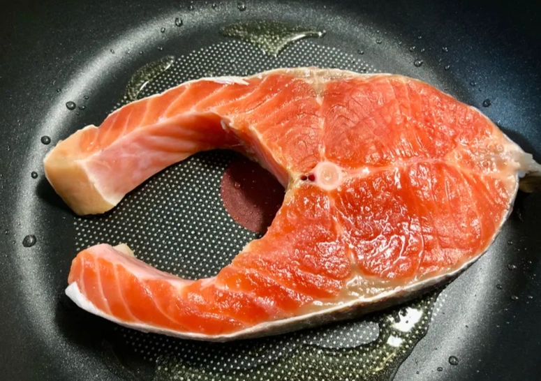 煎鮭魚放油