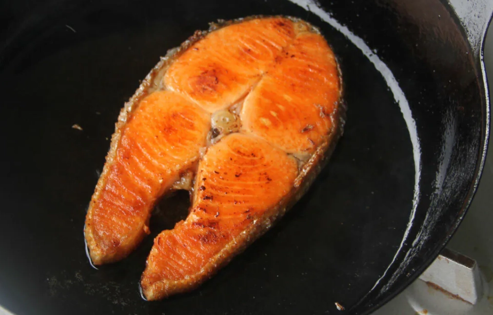 煎鮭魚放油