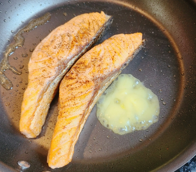 奶油乾煎鮭魚做法